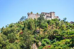 Il castello Brown sulla sommità delle colline vicino a Portofino, Genova, Liguria. Noto un tempo come castello di San Giorgio, è un edificio difensivo oltre che dimora nobiliare.

 ...