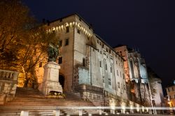 Castello di Chambery di notte, Savoia, Francia. ...