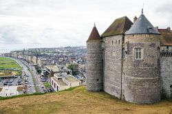 Il Castello di Dieppe domina la città da una falesia della costa d'Alabastro - © 196417139 / Shutterstock.com