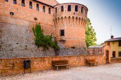 La Rocca Sforzesca ha forma esagonale con perimetro ...
