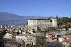 Panorama sul Castello di Rovereto, o Castel Veneto, in provincia di Trento. Considerato uno dei migliori esempi di fortificazione alpina tardo medievale, il castello sorge sopra un dosso roccioso ...