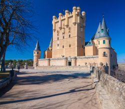Castello di Segovia, Spagna - Il palazzo fortezza dell'Alcazar sorge in Plaza de la Reina Victoria Eugenia fra il Paseo Don Juan II° e il Camino de la Cuesta de los Hoyos, nella parte ...