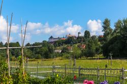 Una vista da lontano dello Schloss Wolfegg (Castello di Wolfegg), castello rinascimentale nel distretto di Ravensburg, nella regione tedesca dell'Oberschwaben - foto © msgrafixx / ...