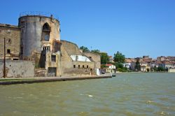 Veduta di Castelnaudary, Linguadoca-Rossiglione (Francia). Questo villaggio è attraversato dal Canal du Midi, patrimonio mondiale Unesco, che qui crea un grande bacino di raccolta - © ...