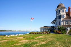 Castle Hill Inn a Newport, Rhode Island, Stati Uniti. Questo lussuoso hotel sulla spiaggia dell'isola risale al XIX° secolo e ospita matrimoni ed eventi di ogni genere. In origine era ...