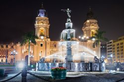 La Cattedrale di Lima (Perù) in un'immagine notturna. La chiesa si affaccia su Plaza Mayor, nota anche come Plaza de Armas - foto © saiko3p