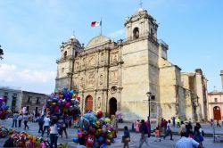 La Catedral de Nuestra Señora de la Asunción di Oaxaca, sulla piazza principale della città, è stata edificata a partire dal 1535 - © tateyama / Shutterstock.com ...