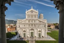 La Cattedrale e la Torre Pendente in Piazza dei Miracoli, Pisa, Toscana. La costruzione del duomo di Santa Maria Assunta iniziò nel 1063 su progetto dell'architetto Buscheto; quella ...