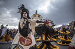 Festeggiamenti durante la sfilata del Día de Muertos davanti il Palacio de Bellas Artes a Città del Messico.
