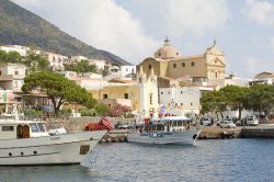 Centro abitato di Salina, Sicilia - Si affacciano sulle acque del Mar Tirreno le graziosi case di  Rinella, uno dei tre borghi dell'isola © Natursports / Shutterstock.com 