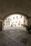 Centro storico di Bitonto, Puglia: scorcio di antichi edifici con un pozzo nella piazzetta - © wlablack / Shutterstock.com