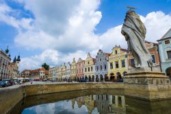 Il centro storico di Telc con le case colorate che si affacciano sulla piazza, Repubblica Ceca.

