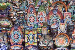 Ceramica colorata in un negozio di San Miguel de Allende, Messico. Questa bella cittadina si trova nello stato di Guanajuato. 

