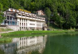 Cerreto Laghi in Emilia: L'Hotel Cristallo e il lago Cerretano nei pressi del passo - © Sarah2 / Shutterstock.com