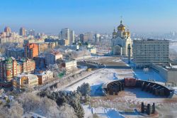 Chabarovsk in inverno, Russia. Sullo sfondo la Cattedrale della Transfigurazione.