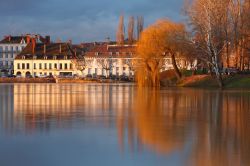 Chalon-sur-Saône è una cittadina francese affacciata sul fiume Saône (Saona), nella regione della Borgogna.