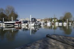 Chalon-sur-Saône (Francia): il porto (Port de Plaisance) dove attraccano le barche turistiche che propongono crociere lungo la Saona o nel Canal du Centre.