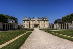 Champs-sur-Marne, Francia: il castello con i giardini. Simbolo dell'eleganza francese, questo edificio vanta camere ornate con gusto e mobilio di pregio.

