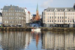 Chiesa Var Frelser a Haugesund, Norvegia -  Si rispecchia sulle acque del Mare del Nord la bella chiesa Var Frelser di Haugesund, racchiusa fra due fila di edifici e palazzi imponenti con ...