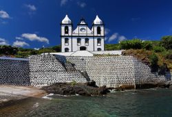 La chiesa Calheta de Nesquim, sull'isola di Pico, risplende con la sua facciata bianca cangiante che si rispecchia sulle acque dell'Oceano Atlantico - © Henner Damke / Shutterstock.com ...