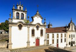La chiesa di San Francesco e il Seminario dei Missionari Apostolici a Vinhais, Portogallo.


