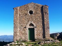 La chiesa di Sant'Anna al Castello fu costruita su commissione di Francesco I Ventimiglia a Geraci Siculo (Palermo).