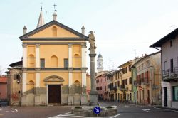 Chiesa di Santa Maria a Cameri, Piemonte - ©  Alessandro Vecchi - CC BY-SA 3.0, Wikipedia