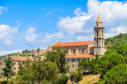 La chiesa di Santa Maria con il suo campanile domina il paesaggio di Sartene, nella Valle del Rizzanese, in Corsica - foto © Shutterstock.com

