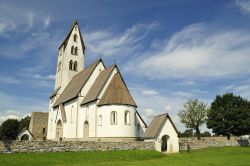 La chiesa di Gothem, a circa 30 km sud-est di Visby, risale al XIII secolo ed è una delle più antiche e caratteristiche dell'isola svedese di Gotland - Foto © a40757 / ...