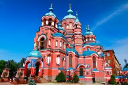 La Chiesa Kazansky di Irkutsk ha una struttura particolarmente imponente e scenografica, con muri rosa salmone e cupole azzurre a scacchi.