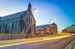 Chiesa nella città di Limerick di notte, Irlanda. Uno degli edifici religiosi di questa bella cittadina situata a ridosso della foce del fiume Shannon.
