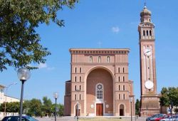 La Parrocchiale della Natività di Maria Santissima  a Castello di Godego in Veneto. In questa piazza si svolgono i tradizionali Mercatini di Natale - © iclesia.com