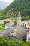 La chiesa parrocchiale di San Martino a Ormea, Piemonte, Italia. Risale all'XI° secolo questa bella collegiata con struttura romanica ospitata nella città di Ormea. Ha tre navate ...