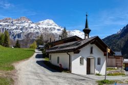 Una chiesetta immersa nel paesaggio alpino vicino a Leukerbad, cantone del Vallese, Svizzera.

