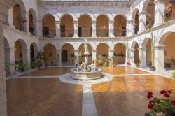 Chiostro di Santa Maria del Henar a Segovia, Spagna - Il bianco dei muri si riflette sul chiostro della chiesa dedicata a Santa Maria del Henar, bell'esempio di architettura religiosa di ...