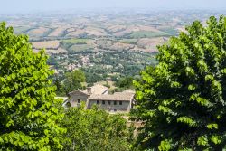 Cingoli, il balcone panoramico sulle Marche. A 631 metri di altezza, Cingoli, fra vigneti e uliveti, vanta una posizione panoramica incredibile tanto da renderlo uno dei borghi più belli ...