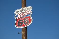 Un cartello a San Bernardino, la città della California, lungo la Route 66 - © Lowe Llaguno / Shutterstock.com