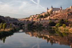 L'antico borgo di Toledo visto dal fiume ...