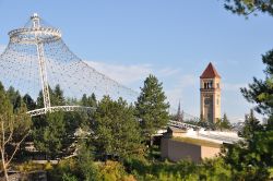 Cityscape di Spokane e della torre dell'orologio, Washington, Stati Uniti d'America. Questa località è celebre per il suo cielo azzurro, i fiumi e i laghi scintillanti.

 ...