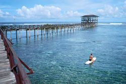 Cloud nine la spiaggia da surf a Siargao Island, Filippine. Le onde si frangono sulla barriera corallina