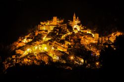 Cocullo by night, Abruzzo, Italia. Questo Comune abruzzese in provincia de L'Aquila sorge su un colle, sull'estrema propaggine meridionale del monte Catini. E' situato al confine ...