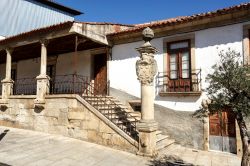 Colonna con stemma alla base di una scala in granito al Vinhais Manor di Mirandela, Portogallo.

