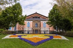 Composizioni floreali colorate in occasione del Germany Festival Theatre di Bayreuth, Baviera.
