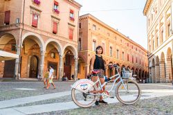 Con la bicicletta in Piazza Santo Stefano in centro a Bologna - © Walk 'n Ride by BikeinBo / www.touremiliaromagna.it/