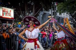 Il corteo di Catrinas duranta la parata per il Día de Muertos a Città del Messico.
