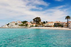 La costa dell'isola di Spetses (Grecia) con le sue tradizionali case bianche vista da una barca. 

