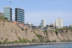 La costa e la spiaggia del quartiere di Miraflores sull'Oceano Pacifico. Miraflores è uno dei quartieri più vivaci della città di Lima, in Perù - foto ...