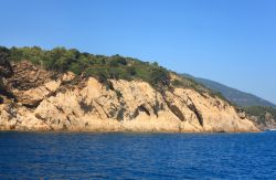 Costa ovest dell'Elba fra Punta Polveraia e  Punta di Fetovaia, uno dei tratti più suggestivi di quest'isola che fa parte del Parco Nazionale dell'Arcipelago Toscano ...