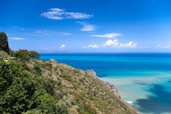 Generosa vista sulla costa rocciosa con il mare di Capo Tindari (Sicilia) - Per certi versi ricorda le distese rocciose dell'Irlanda, per altri ricorda i cieli raccontati da Baudelaire, ...