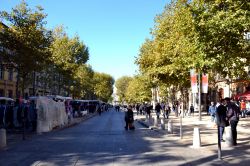 Cours Mirabeau (Aix-en-Provence, Francia) con le bancarelle del mercato il sabato mattina.